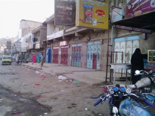 انفجار قوي يستهدف مجمعاً تجارياً بحي المطار بالضالع
