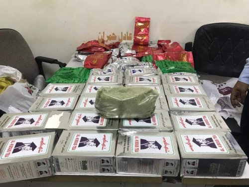 السلطات الأمنية بمطار عدن تضبط مسافراً حاول تهريب 30 كيلو من القات من عدن إلى السودان