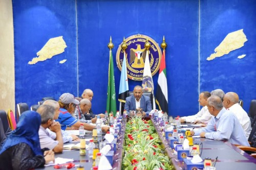 الرئيس الزُبيدي يترأس اجتماعاً لنخبة من الاستشاريين والخبراء الاقتصاديين