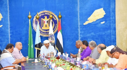 الرئيس الزُبيدي يلتقي بنخبة من أدباء وكتاب ومثقفي محافظة لحج