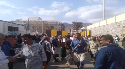 ضباط وقادة بالأمن السياسي المبعدين قسريآ ينضمون وقفة احتجاجية ب#العاصمة_عدن
