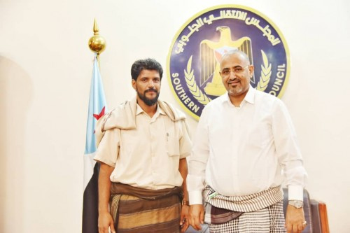 الرئيس الزُبيدي يلتقي الشيخ أحمد العولقي شيخ شمل العوالق
