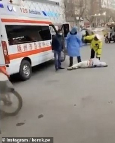 بـ(الفيديو).. مشاهد مخيفة لضحايا القاتل كورونا في شوارع الصين