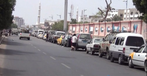 أزمة المشتقات النفطية تعصف بالعاصمة عدن وبودار ثورة شعبية