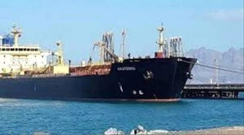 وصول باخرة تحمل كميات من الوقود إلى ميناء الزيت بالعاصمة عدن