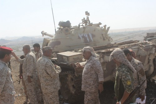 قائد المنطقة العسكرية الرابعة يتفقد وحدات محور العند وقطاعاته