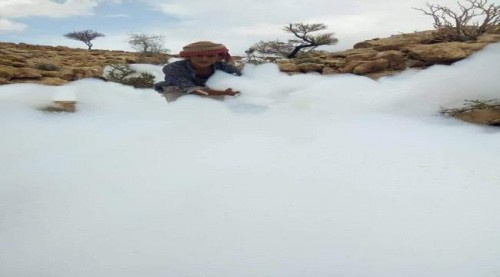 ظاهرة غريبة.. سقوط كتل بيضاء تشبه السحب بحضرموت(صور)