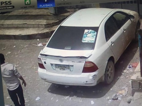 عصابة مسلحة تعتدي على الدكتور فوزي البكري وتنهب سيارته و 15 مليون في العاصمة عدن 