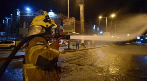 حملة رش تعقيمية ينفذها الدفاع المدني بالمكلا لمجابهة كورونا