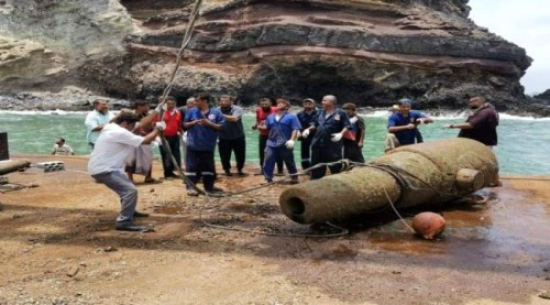 طاقم فني من ميناء عدن يُخرج مدفع قلعة صيرة من أعماق البحر