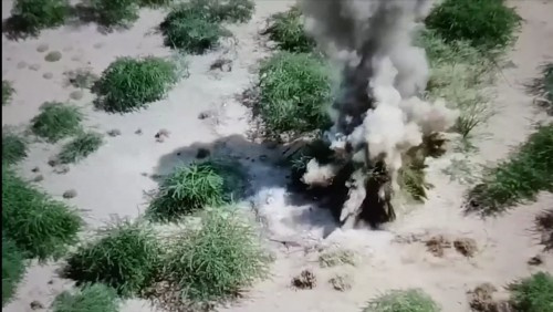 (شاهد).. تصوير جوي يوثق تدمير مدفع حوثي بعد لحظات من إطلاقه القذائف في الدريهمي جنوب الحديدة