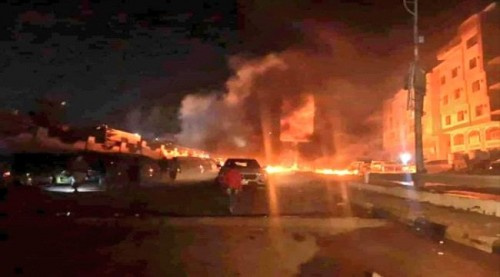 عدن تشهد مسيرات احتجاجية وقطع طرقات للمطالبة بإعادة التيار الكهربائي