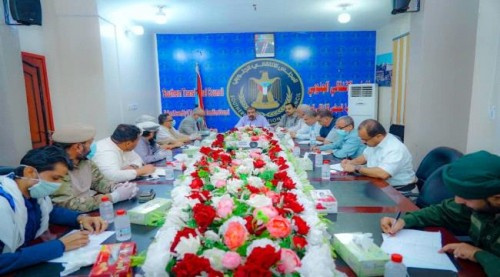 اللواء بن بريك يبحث مع مدراء عموم مديريات العاصمة عدن المعالجات العاجلة للملف الخدمي