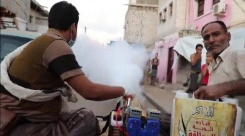 فرق العمالقة تكثف الرش الضبابي بمديريات عدن