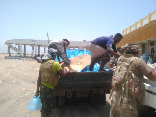 فاعل خير يتكفل بتقديم 3 آلاف قنينة مياه يومياً للقوات الجنوبية المرابطة في جبهات أبين