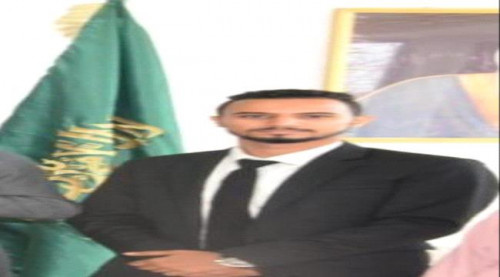 إصلاحي من ذمار يقوم برفع علم اليمن في ساحة الحرية في عدن