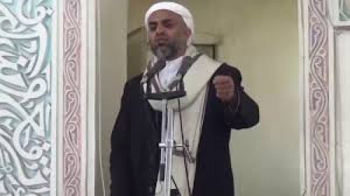 لتبرير "الخُمس".. مفتي الحوثي يشبه زعيمهم عبدالملك بناقة صالح