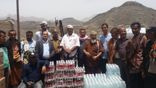 ممثلون عن الانتقالي يسلمون مساعدات غذائية للمرابطين في جبهة كرش