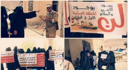 حرائر حضرموت ينفذن وقفة احتجاجية غاضبة أمام العسكرية الأولى وهذه مطالبهنّ العاجلة