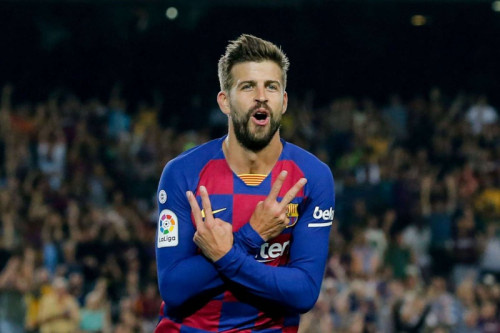 بيكيه يشعل صراعا معلنا بين برشلونة وريال مدريد