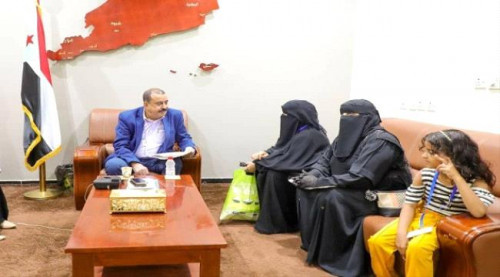 اللواء بن بريك يستقبل الطفلة "رحاب طالب" ضحية العدوان الحوثي ويوجه بمساعدة علاجية لها