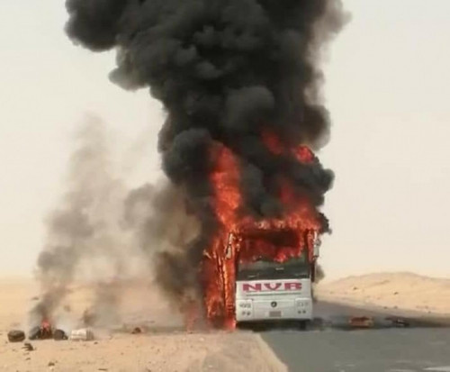 احتراق حافلة نقل ركاب قادمة من السعودية في صحراء العبر