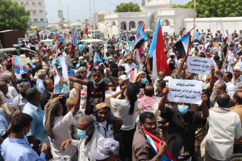وقفة احتجاجية حاشدة في المكلا للمطالبة بالإدارة الذاتية لشؤون حضرموت
