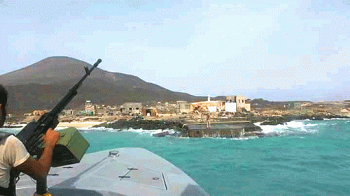 التحالف يضبط سفينة تحمل كميات كبيرة من الأسلحة قبالة سواحل المكلا