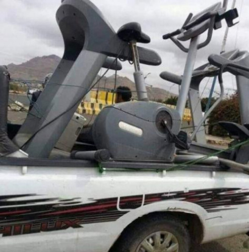 قيادي حوثي ينهب معدات نادي ضباط الشرطة بصنعاء وينقلها الى منزله (صورة)