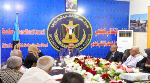 رئيس الإدارة الذاتية يعقد اجتماعاً موسعاً مع المختصين في مكتب الصحة العامة وعدد من المستشفيات بالعاصمة عدن