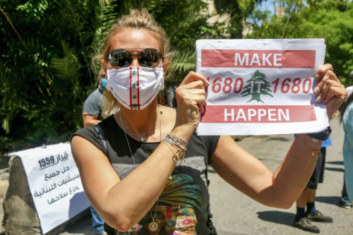 لبنان.. وقفة احتجاجية أمام السفارة الأميركية تطالب بنزع سلاح ميليشيا حزب الله الموالية لطهران.