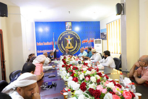 رئيس الإدارة الذاتية يرأس اجتماعا مشتركاً لجمعية الصرافين والغرفة التجارية بالعاصمة عدن