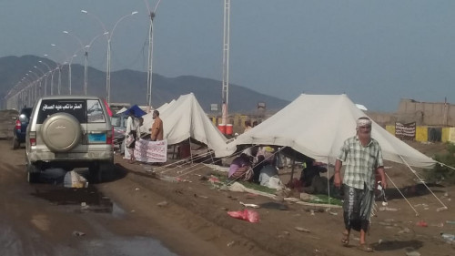 لليوم الثالث على التوالي.. منتسبو الجيش والامن الجنوبي يواصلون اعتصامهم أمام معسكر التحالف العربي بعدن