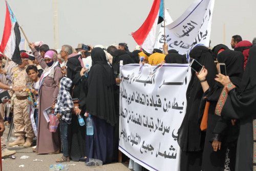 أسر الشهداء والجرحى المشاركة باعتصام الهيئة العسكرية تنظم وقفة احتجاجية أمام مقر التحالف
