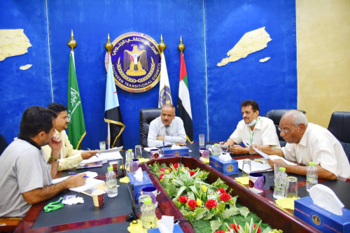 الدكتور عبدالسلام حُميد يترأس اجتماعاً للجنة المُكلفة بالإشراف على قطاع  التجارة والصناعة والأسواق