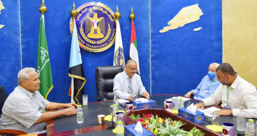 رئيس اللجنة الاقتصادية العُليا يناقش مع مدير مؤسسة المياه بالعاصمة عدن حلول مشكلة ضعف الضخ