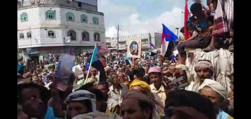 ابناء لودر يفشلون فعالية للعيسي ويتظاهرون تأييداً للانتقالي والادارة الذاتية