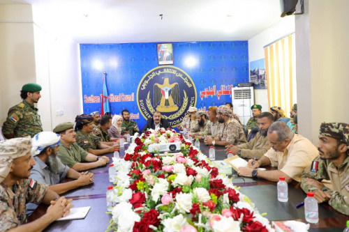 رئيس الإدارة الذاتية للجنوب يجتمع بقيادات المحاور والقطاعات العسكرية والبحرية والجوية وقيادات الأمن في عدن وأبين ولحج والضالع