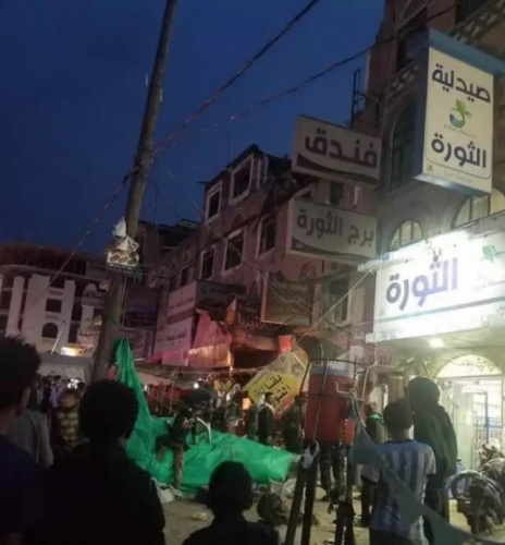 انهيار أحد فنادق صنعاء والمواطنون يحاولون انتشال الجثث من تحت الانقاض