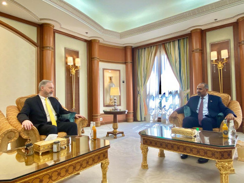 الرئيس الزُبيدي يستقبل سفير الولايات المتحدة الأمريكية