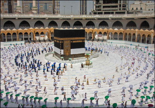 حجاج بيت الله الحرام يبدأون مناسكهم وسط إجراءات وقائية مشددة
