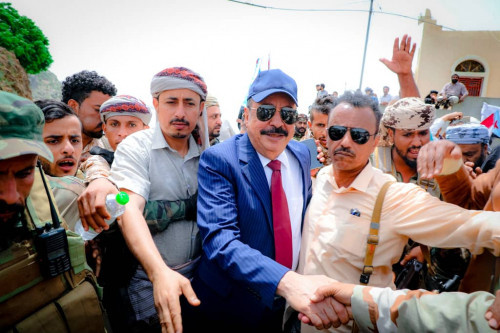 اللواء بن بريك يفتتح مشروعاً حيوياً في يافع