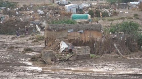 سيول الأمطار تجرف مخيمات النازحين وتهدم منازل المواطنين بالحديدة