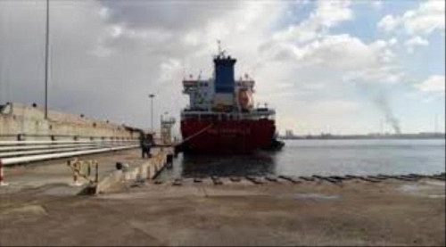 وصول سفينة لميناء الزيت تحمل على متنها شحنة من المازوت لكهرباء عدن