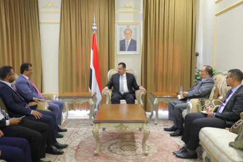 محافظ عدن يلتقي رئيس الوزراء ويناقش معه عددا من القضايا والملفات المتصلة بالقطاعات الخدمية والرؤية المستقبلية للعاصمة