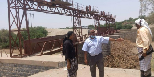 نائب رئيس انتقالي أبين يتفقد أضرار السيول في سحيفة المخزن وجسر الديو بخنفر