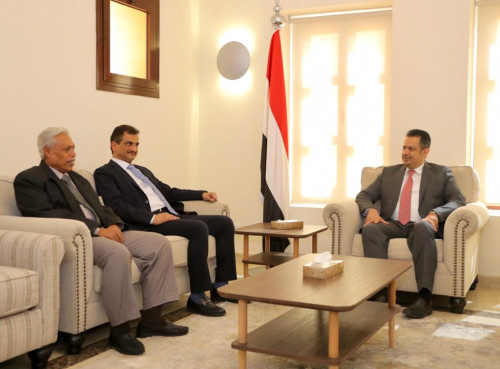 محافظ عدن يُطلع رئيس الوزراء حول تحديات الوضع الراهن والمتطلبات الضرورية ذات الاولوية في الجوانب الخدمية