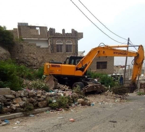 تعز.. نجل الإخواني سالم يشرع بالبسط على أرضية مواطن وسط المدينة 