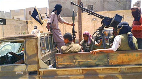 الشرعية تسلّم "القاعدة" سلاحا ثقيلا وقيادة المعركة في شقرة