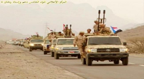 الانتقالي يدفع بتعزيزات عسكرية ضخمة إلى أبين